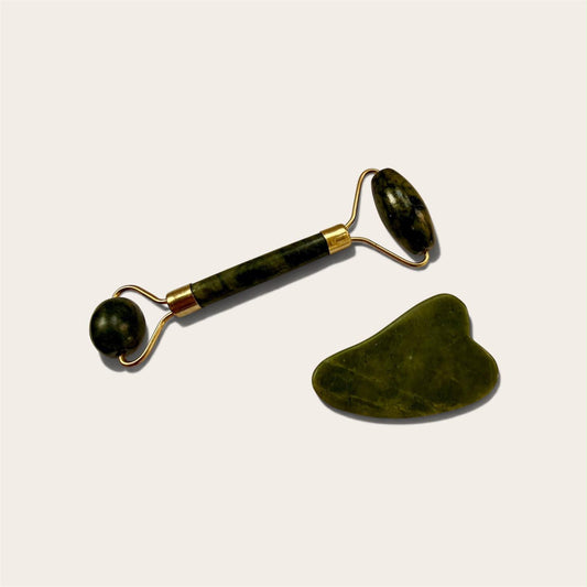 Rodillo facial de jade con detalles dorados y piedra gua sha